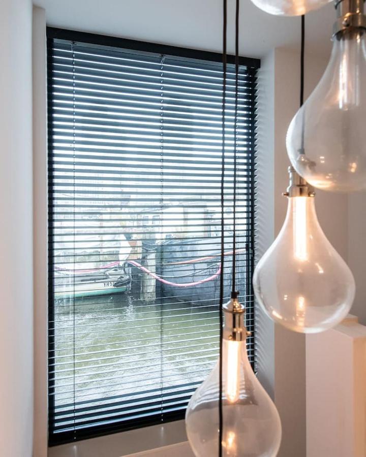 Beautiful Amstel Houseboat Apartment Amsterdam Bagian luar foto