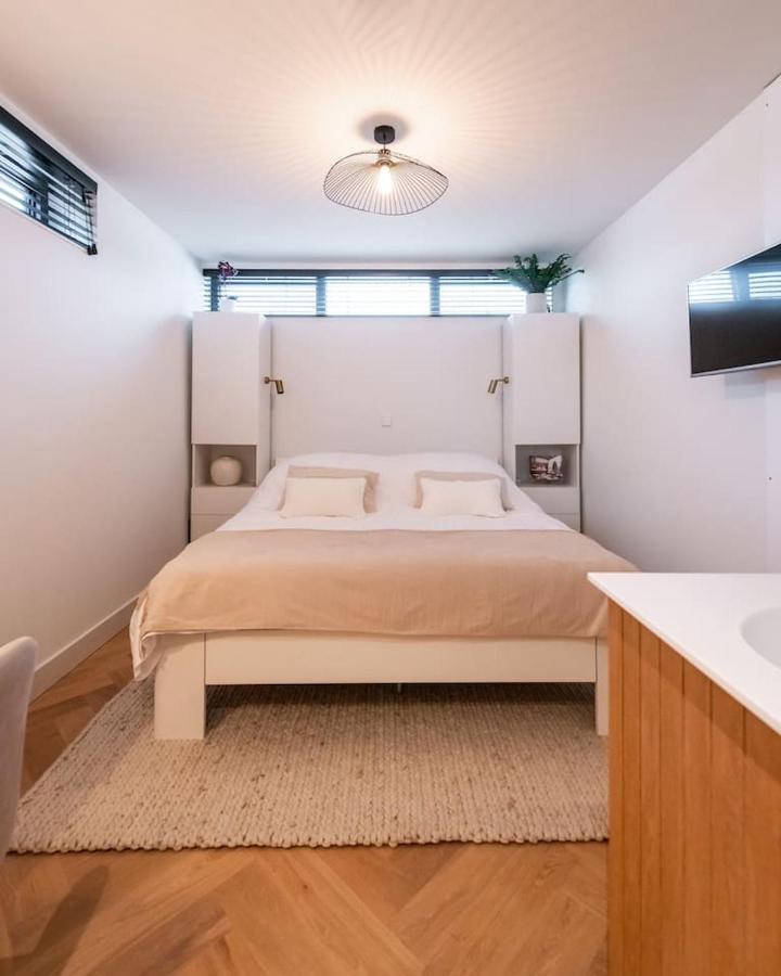 Beautiful Amstel Houseboat Apartment Amsterdam Bagian luar foto