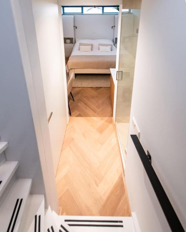 Beautiful Amstel Houseboat Apartment Amsterdam Bagian luar foto