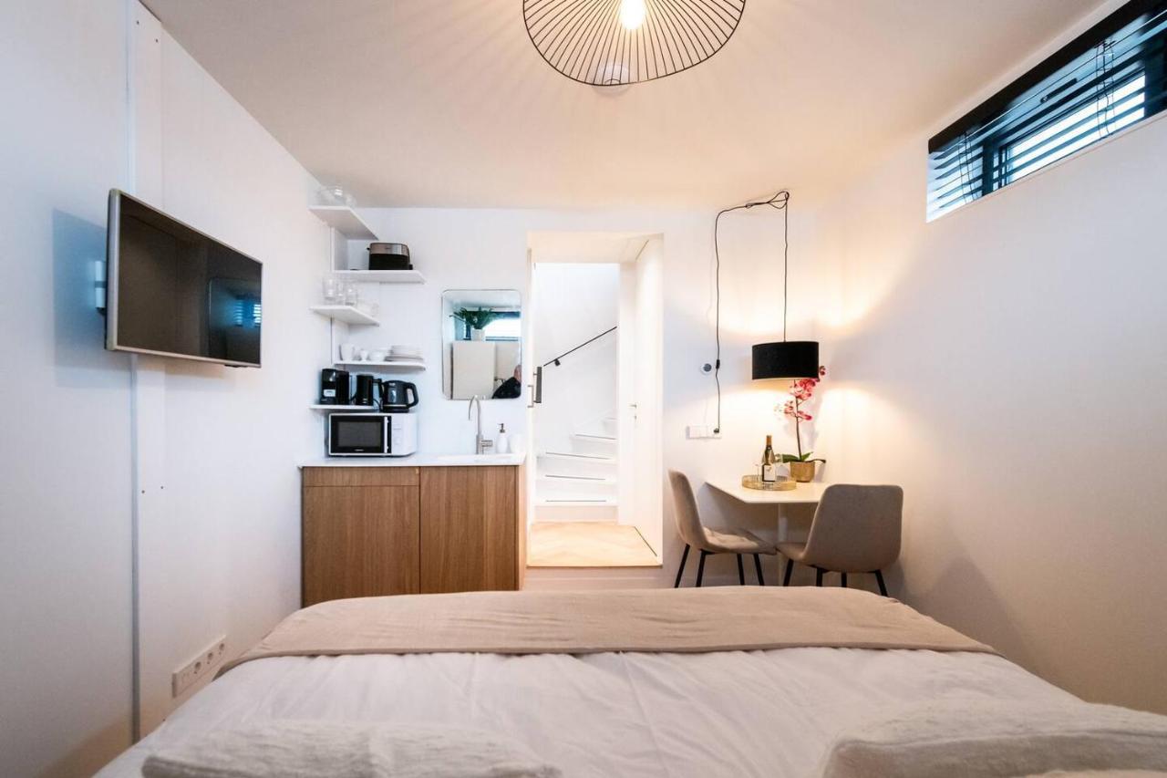 Beautiful Amstel Houseboat Apartment Amsterdam Bagian luar foto