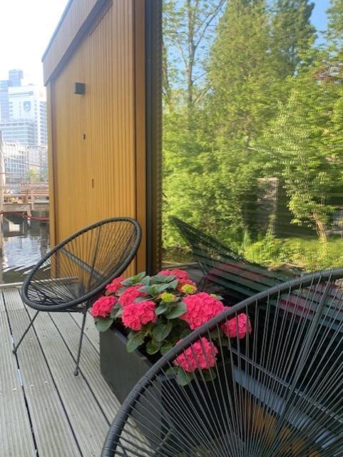 Beautiful Amstel Houseboat Apartment Amsterdam Bagian luar foto